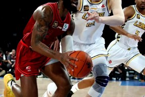 pg官网关于广厦男篮训练开放日，赛后止住颓势引欢呼，NBA季后赛在即，更衣室氛围转暖的信息